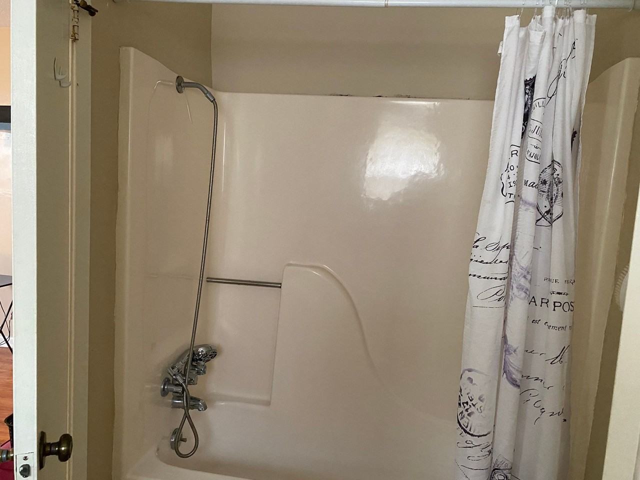 2 Bed 1 Bath Duplex - Photo 5 of 8