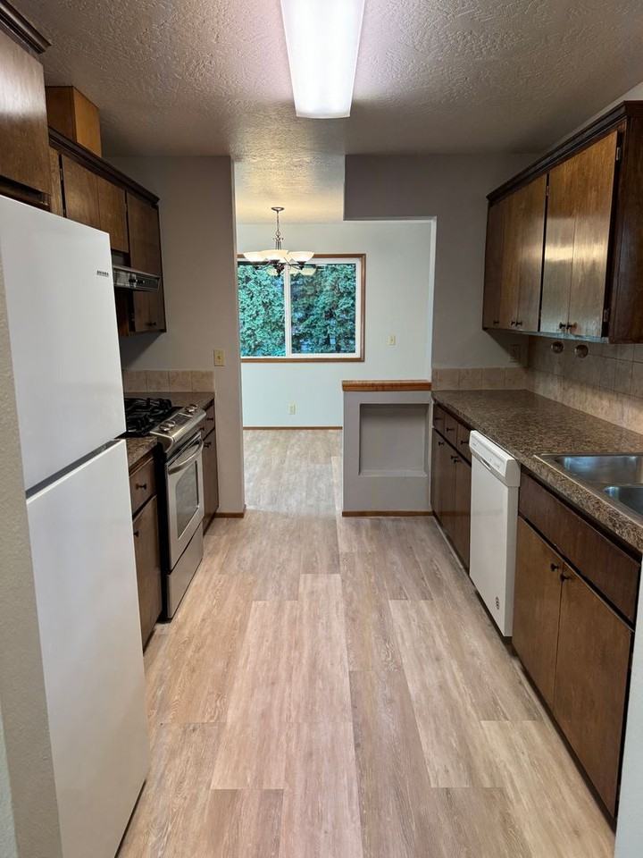 2970 Gilham Rd - Photo 7 of 33