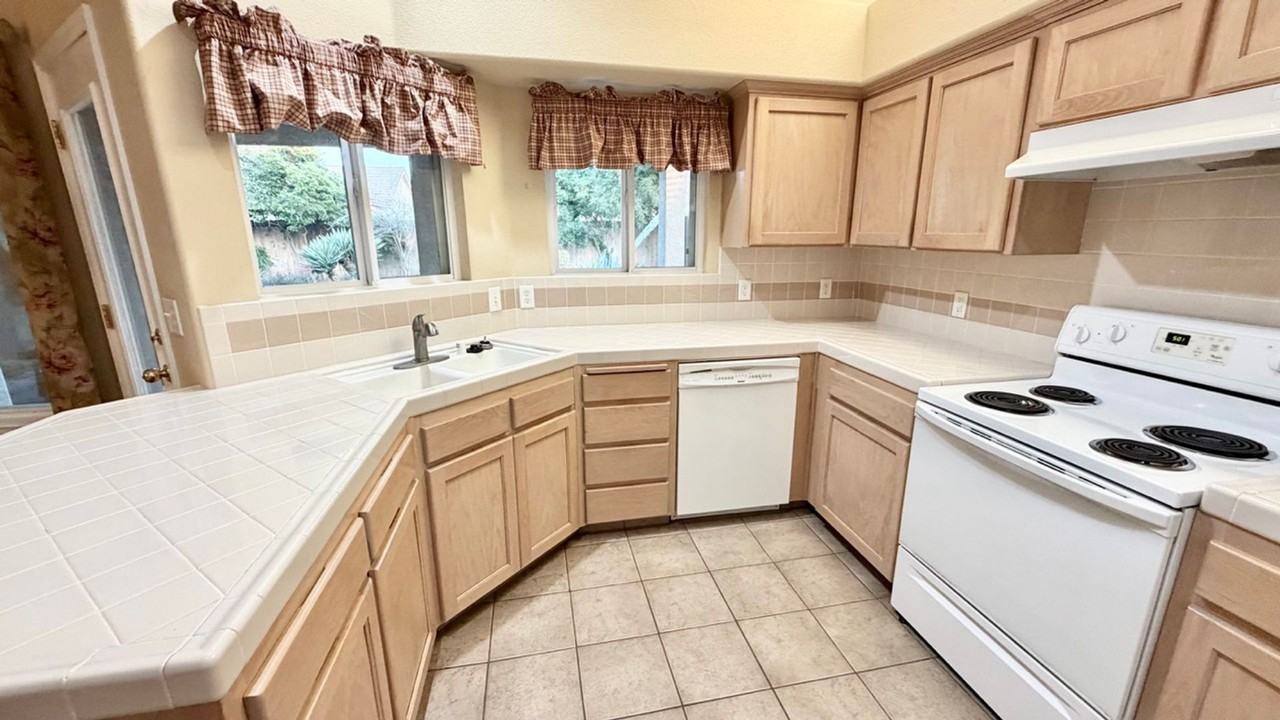 241 N Helm Ave - Photo 4 of 21