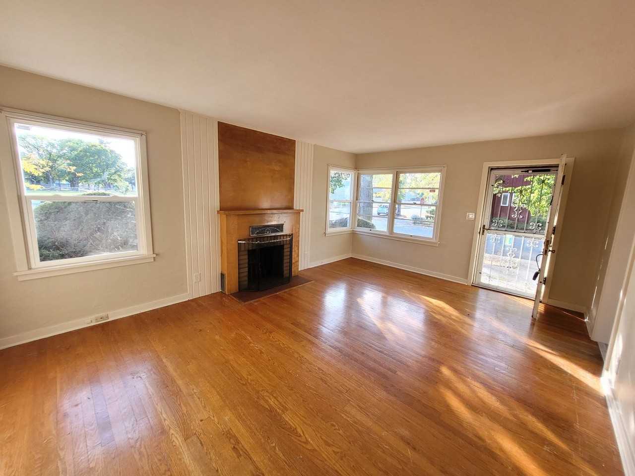 390 15th St Se - Photo 3 of 13