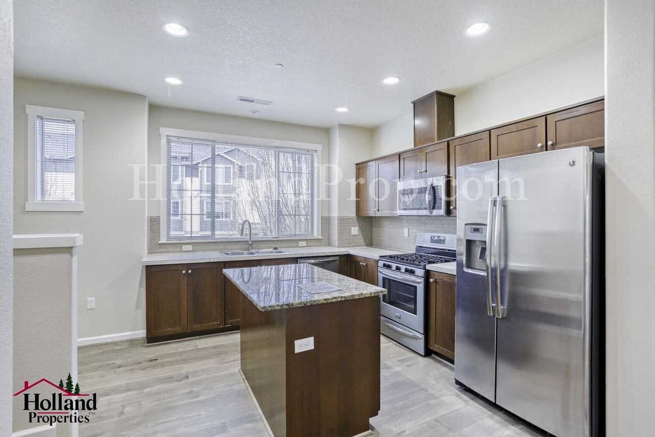 146 Ne 78th Ave - Photo 5 of 18