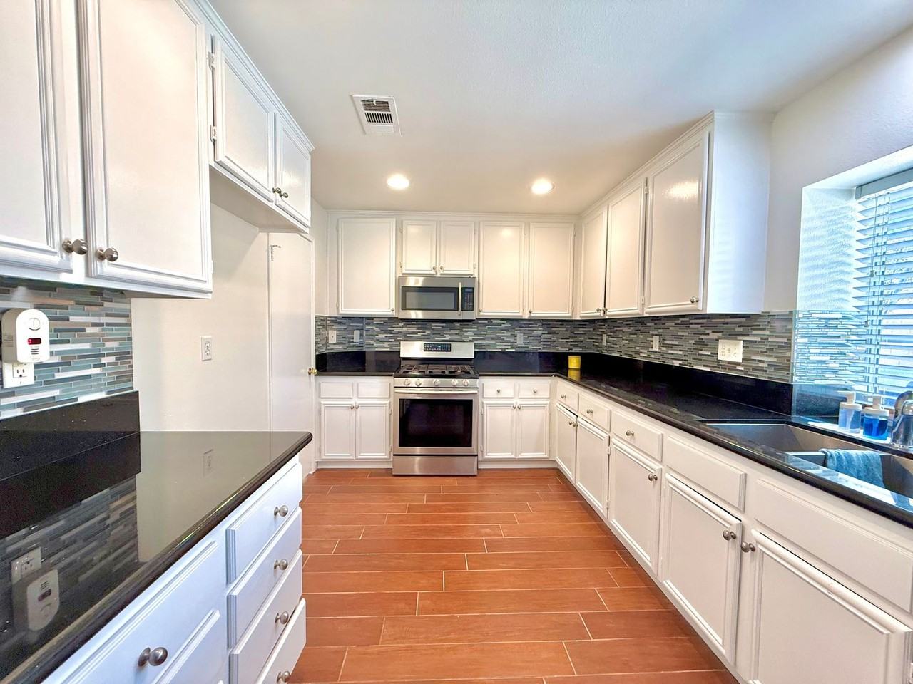 4202 Hidatsa St - Photo 4 of 30