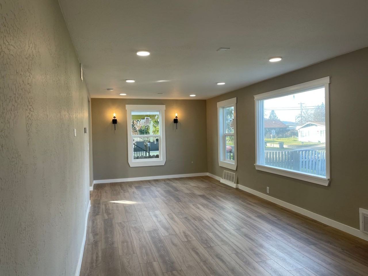 709 W Jackson St - Photo 3 of 16