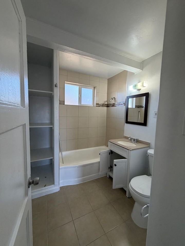 585 Denslowe Dr #C - Photo 5 of 9