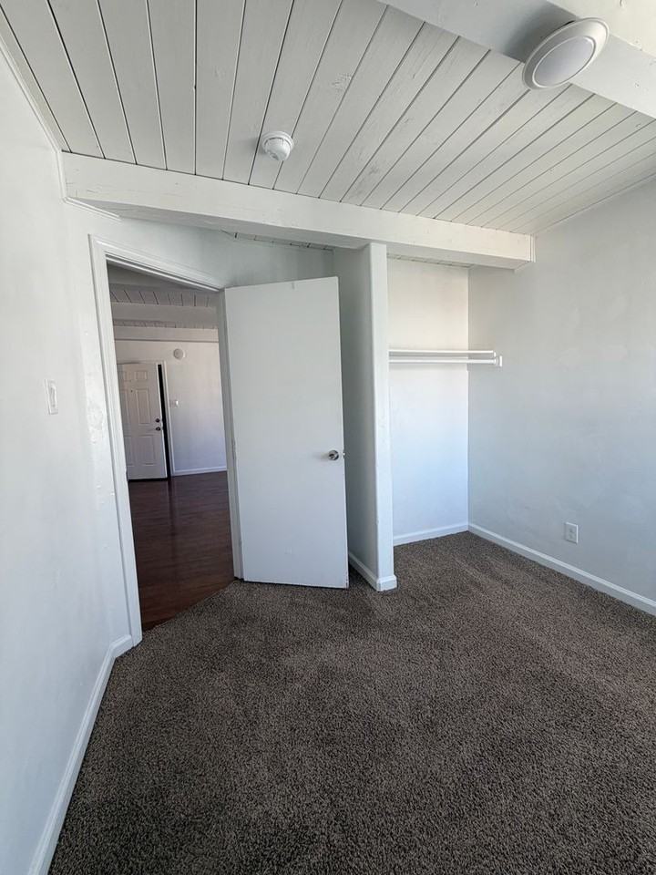 585 Denslowe Dr #C - Photo 7 of 9