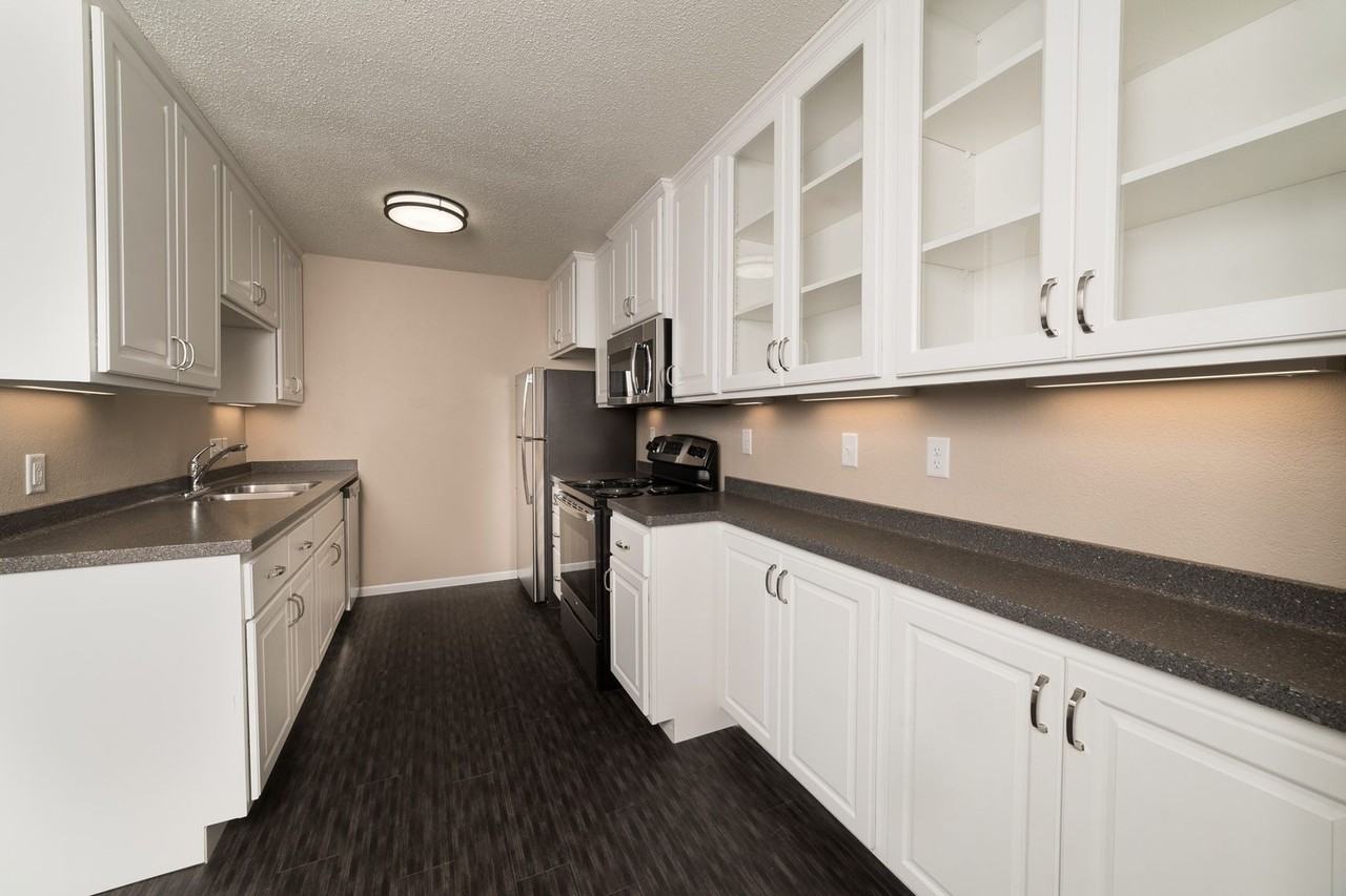 2900 S Louise Ave - Photo 2 of 37