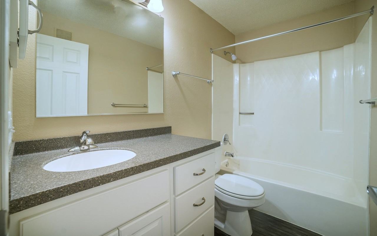 2900 S Louise Ave - Photo 5 of 37