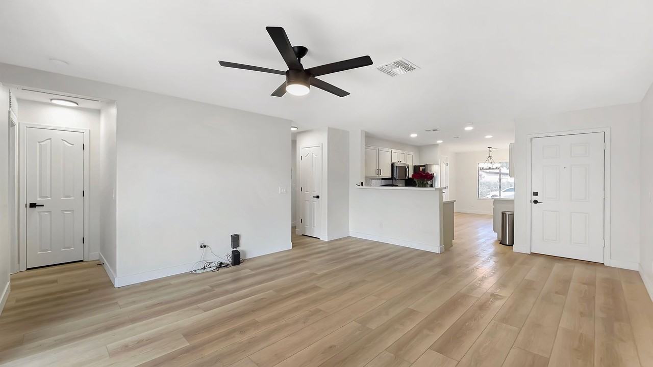 16227 W Maui Ln - Photo 4 of 25