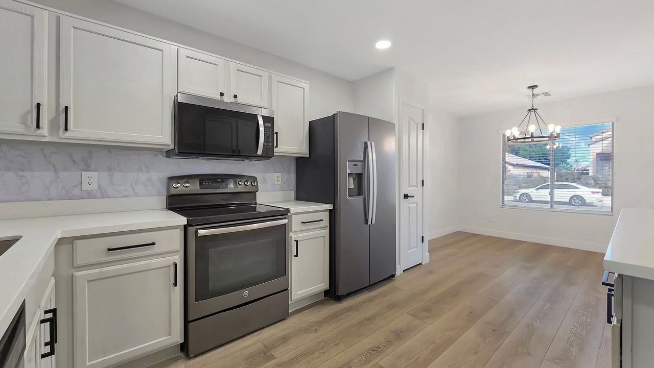 16227 W Maui Ln - Photo 7 of 25