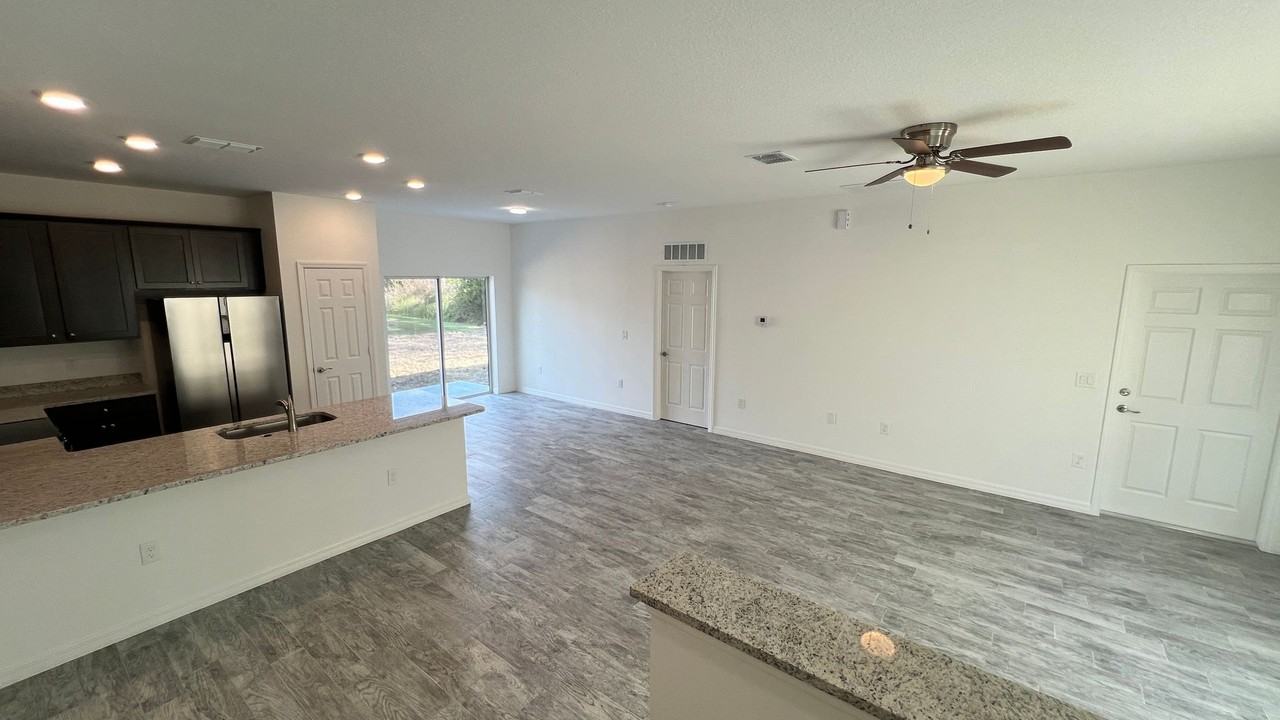 1651 Welland St Se - Photo 4 of 33