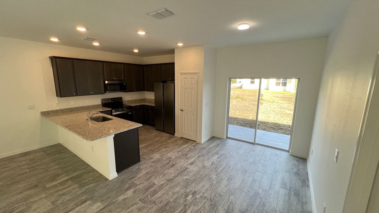 1651 Welland St Se - Photo 7 of 33