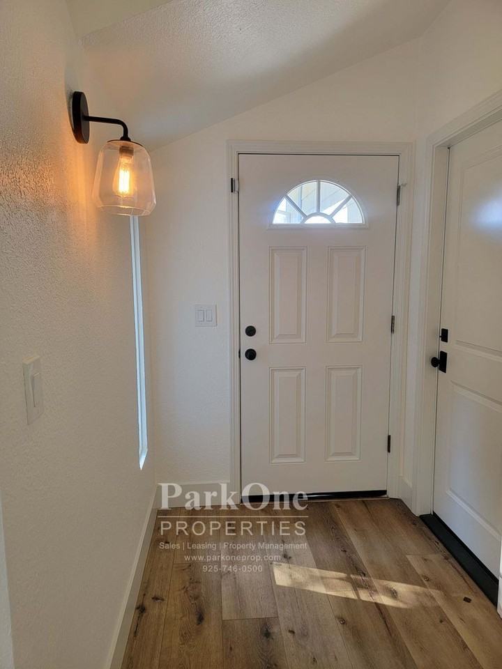 927 Palace Ct - Photo 2 of 17