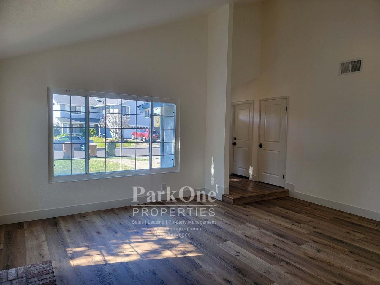 927 Palace Ct - Photo 3 of 17