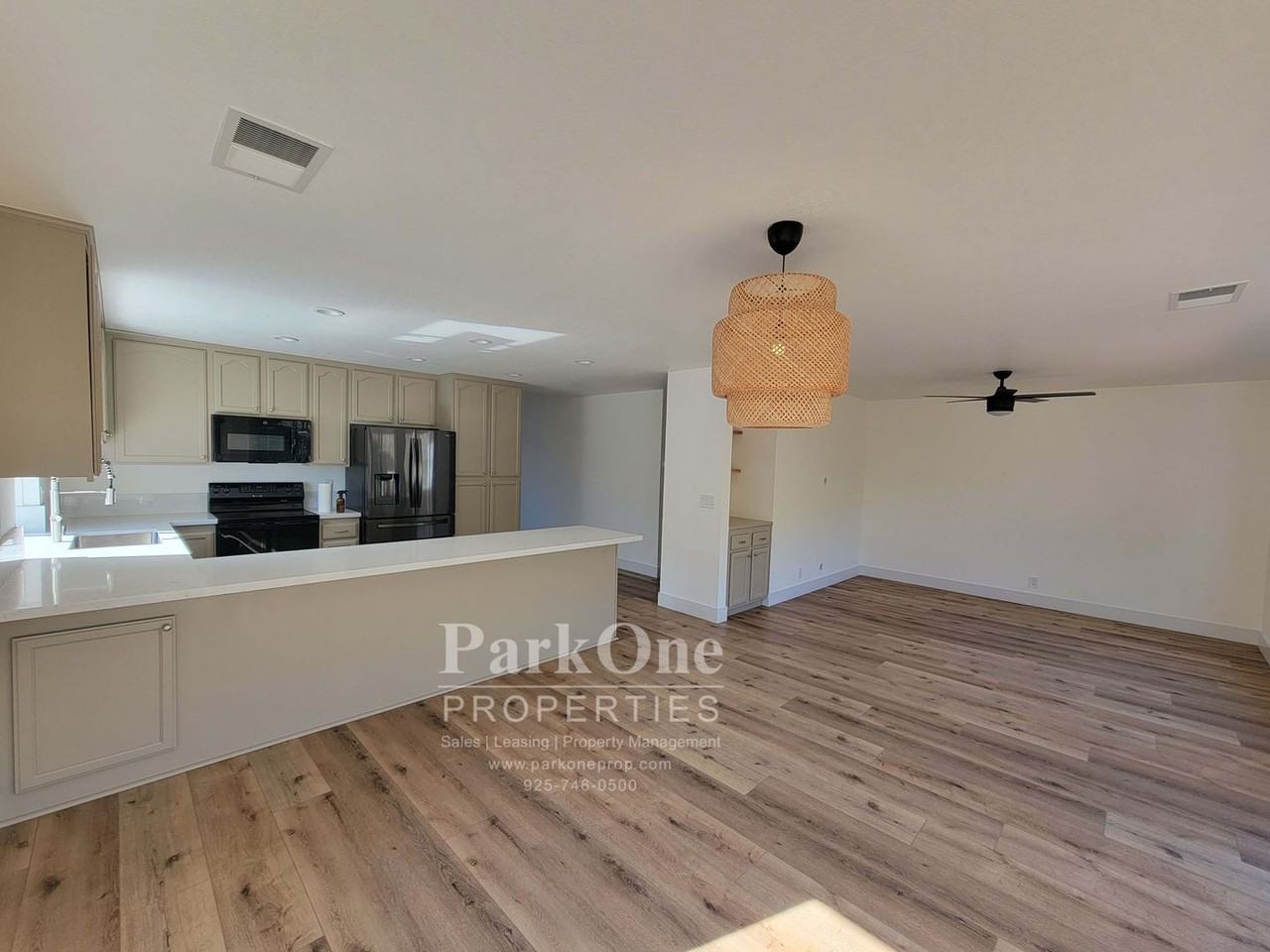 927 Palace Ct - Photo 5 of 17