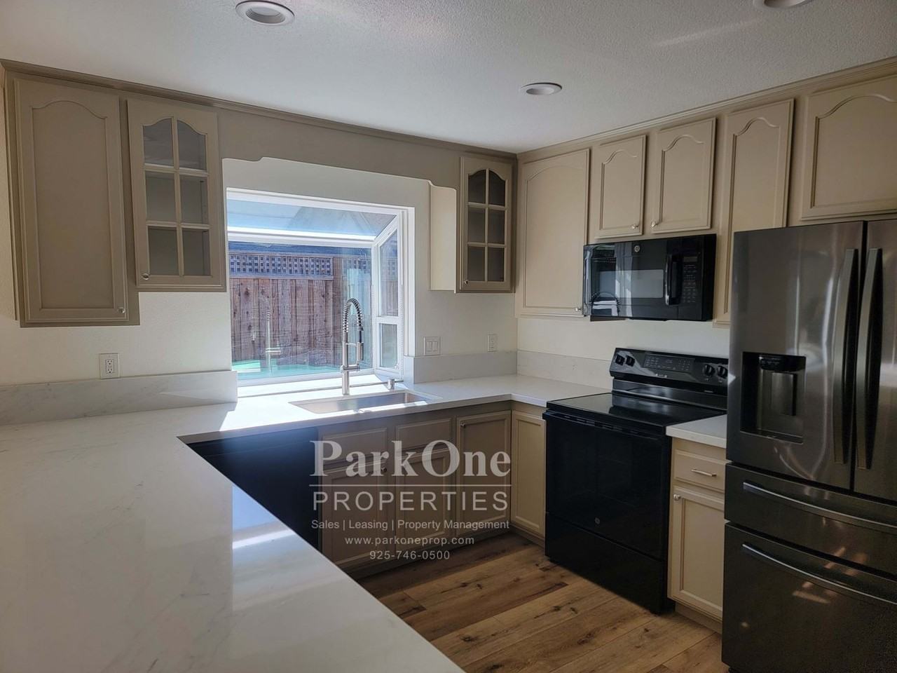 927 Palace Ct - Photo 6 of 17