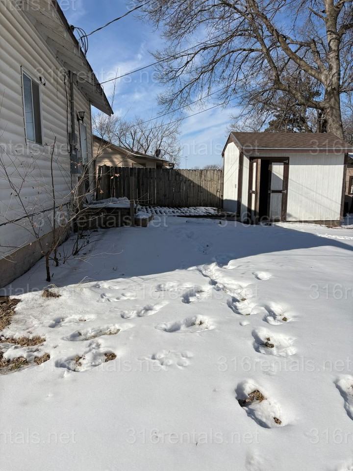 600 W 1st St - Photo 2 of 24