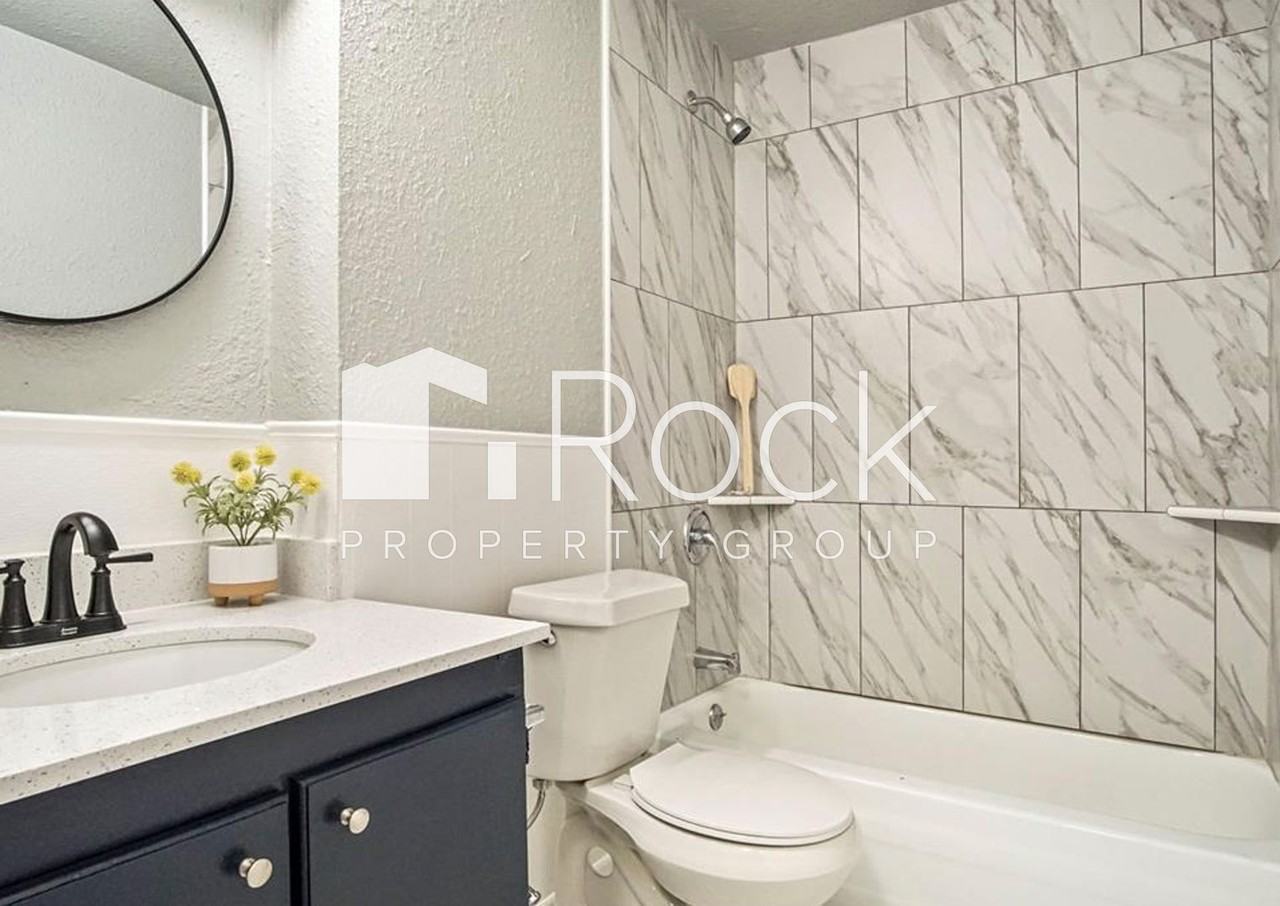 521 E Douglas Dr - Photo 7 of 8