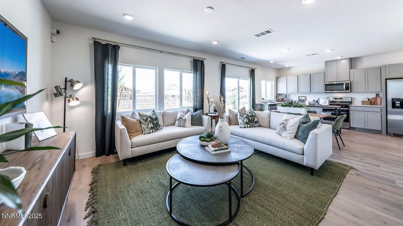 7481 Capstone Dr - Photo 4 of 21