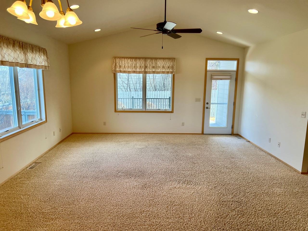 407 Fountain Ct - Photo 5 of 18