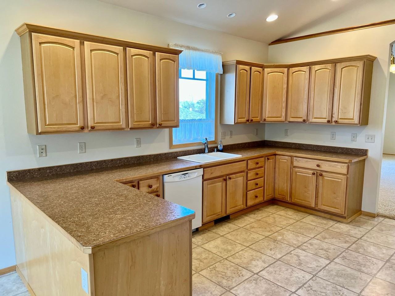 407 Fountain Ct - Photo 7 of 18