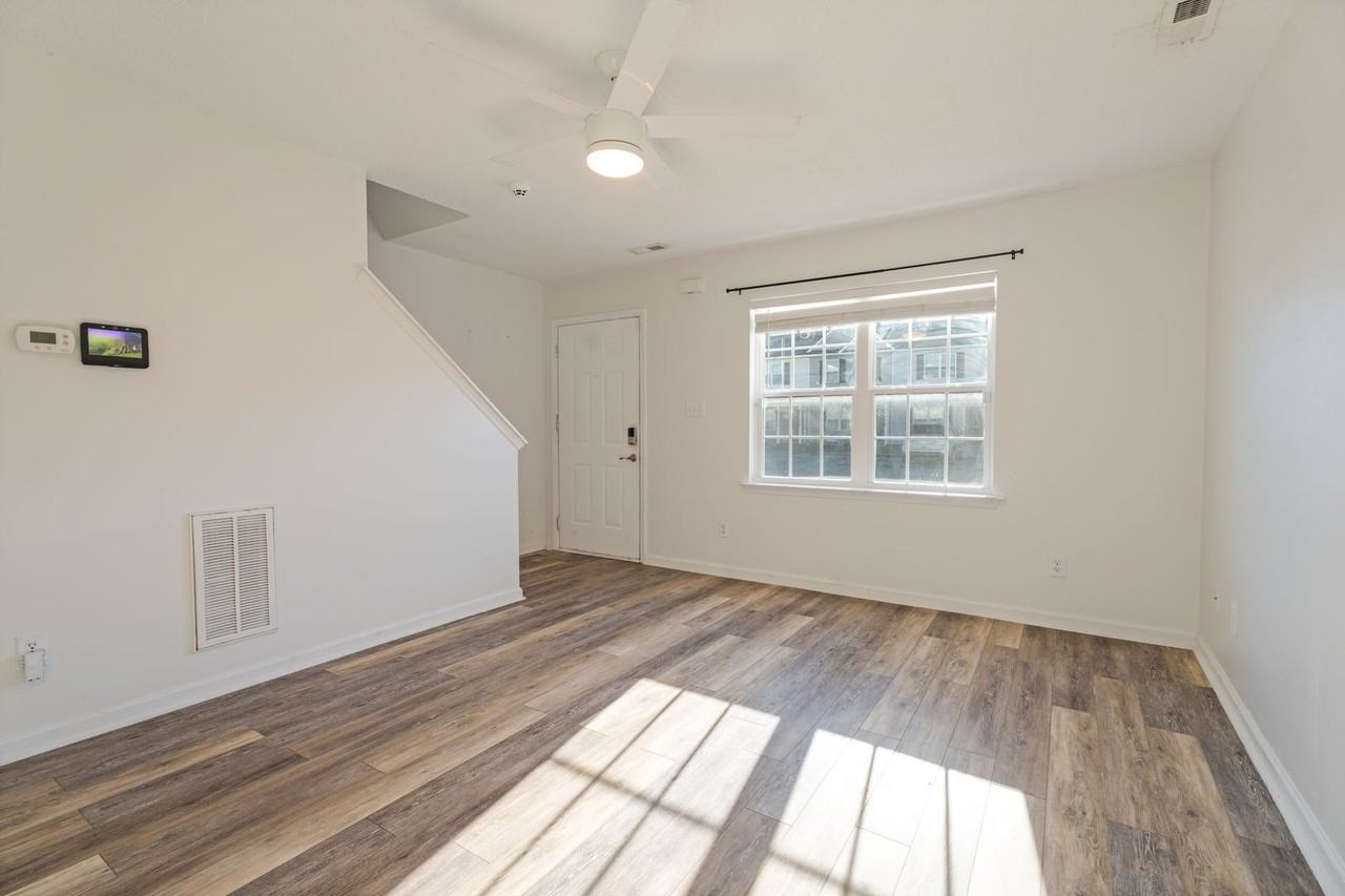 2000 Grandeur Ave - Photo 3 of 23