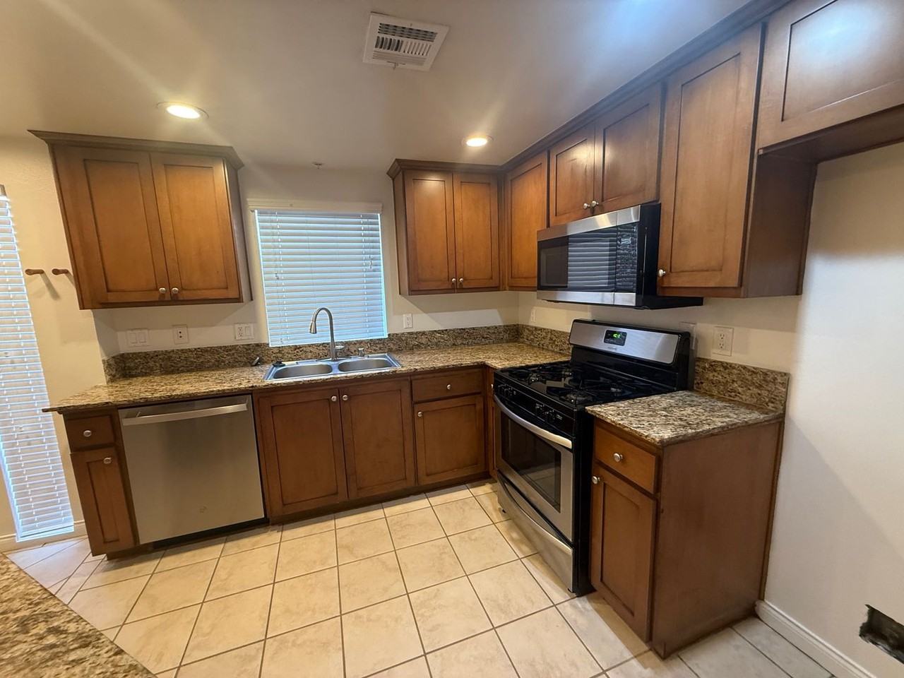 4609 Kester Ave - Photo 7 of 18