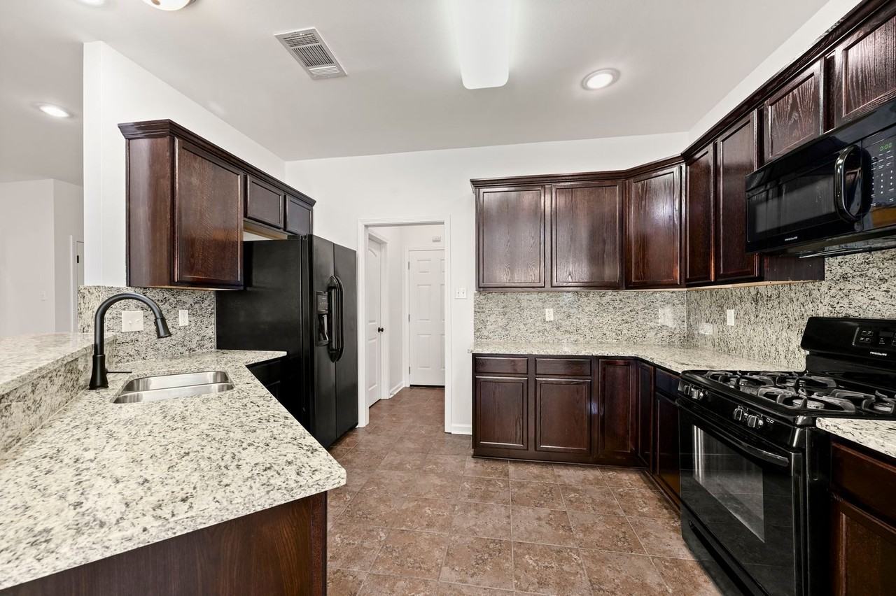 42351 Cedarstone Ave - Photo 4 of 20