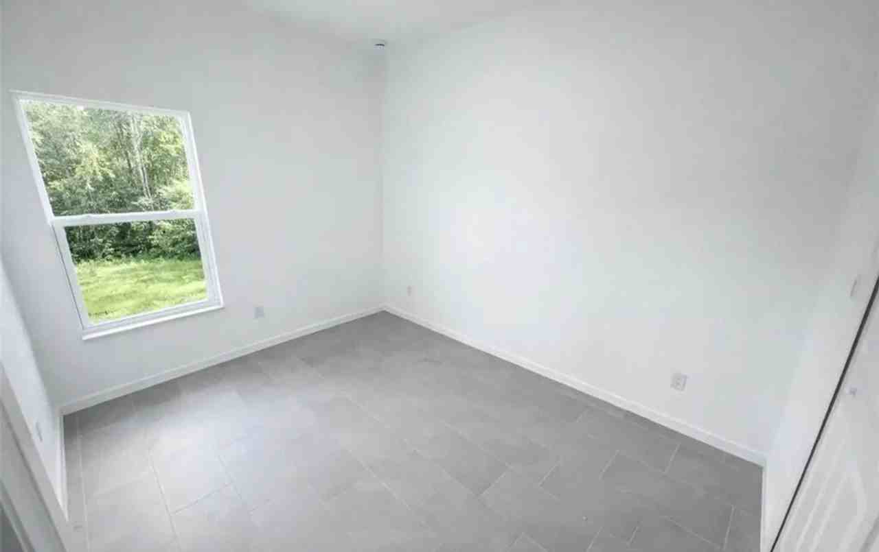 857 Bently St E - Photo 7 of 11