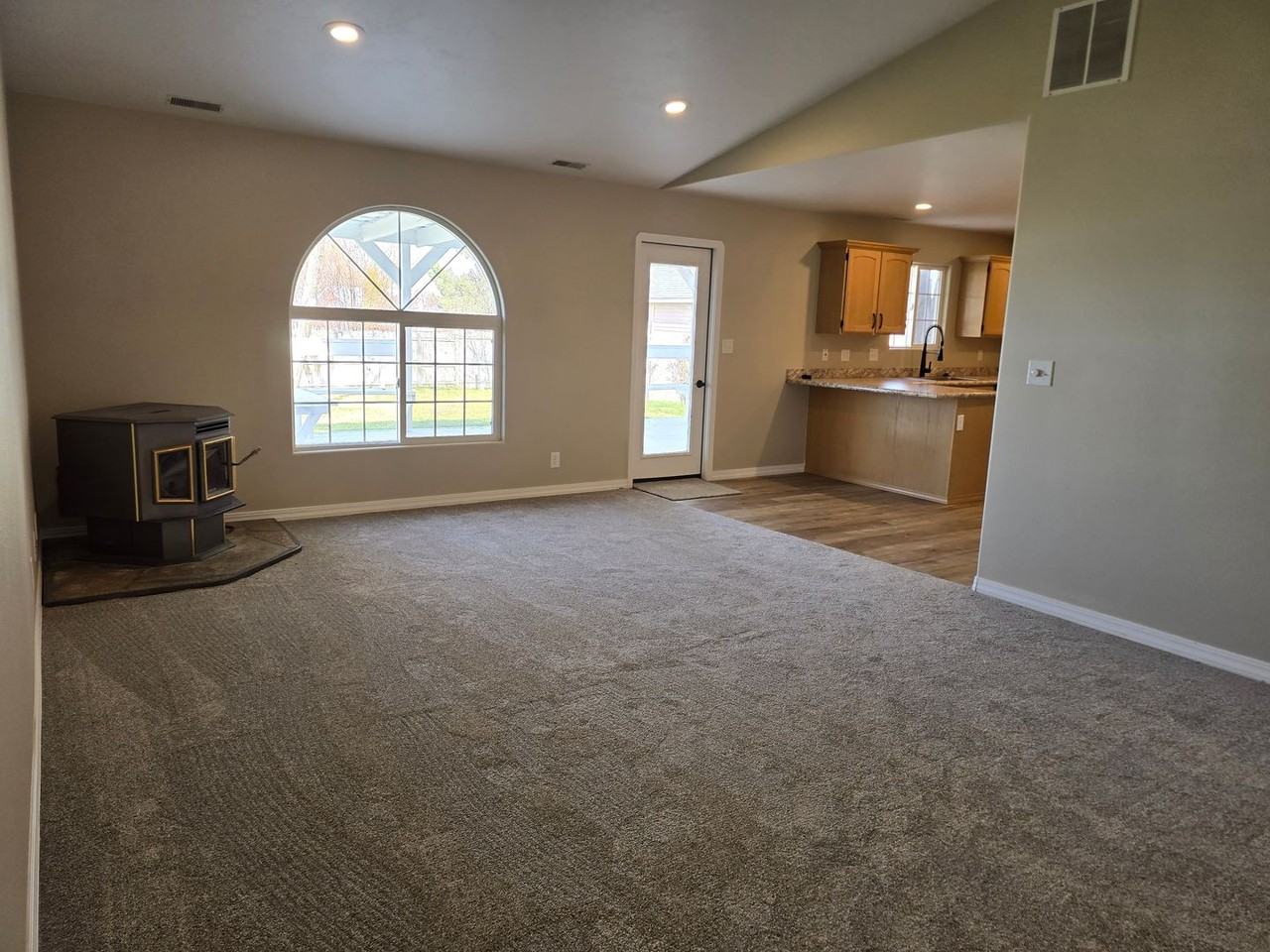 109 Coronado Ave - Photo 4 of 18