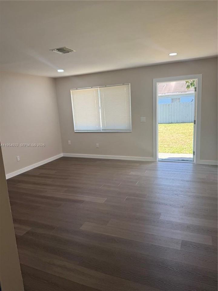 3978 Nokomis Ave - Photo 3 of 12