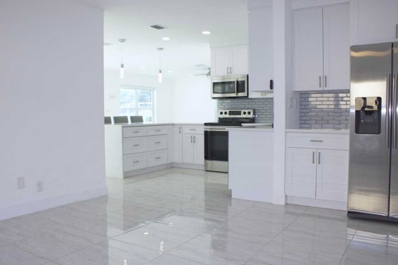 517 Nw 52nd St - Photo 2 of 16