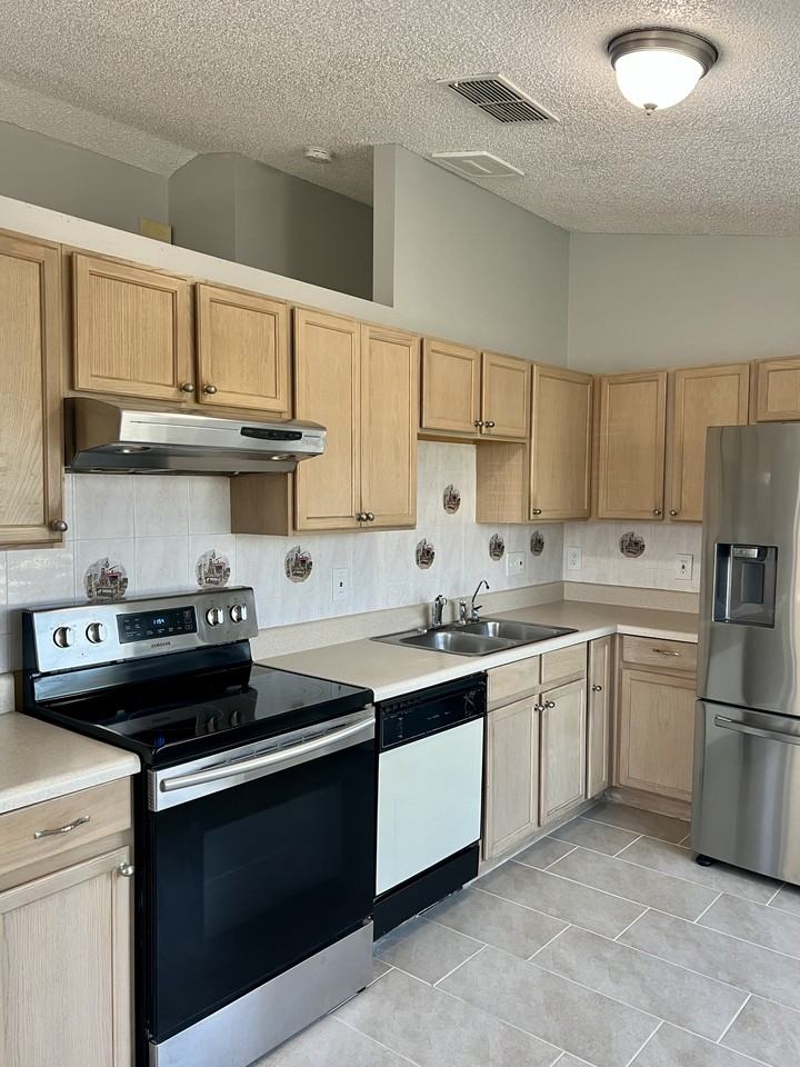 2386 Harbor Town Dr #1 - Photo 7 of 33