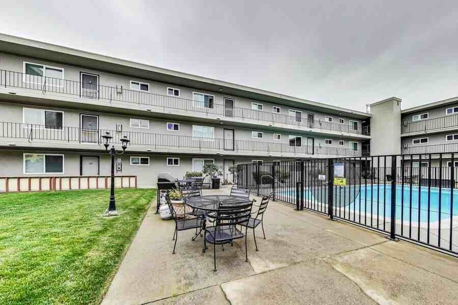 1701 Shoreline Drive - Photo 5 of 6