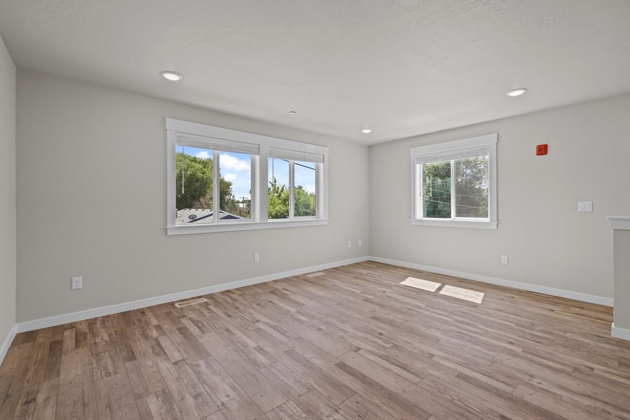 431 N 2nd Ave N - Photo 5 of 20