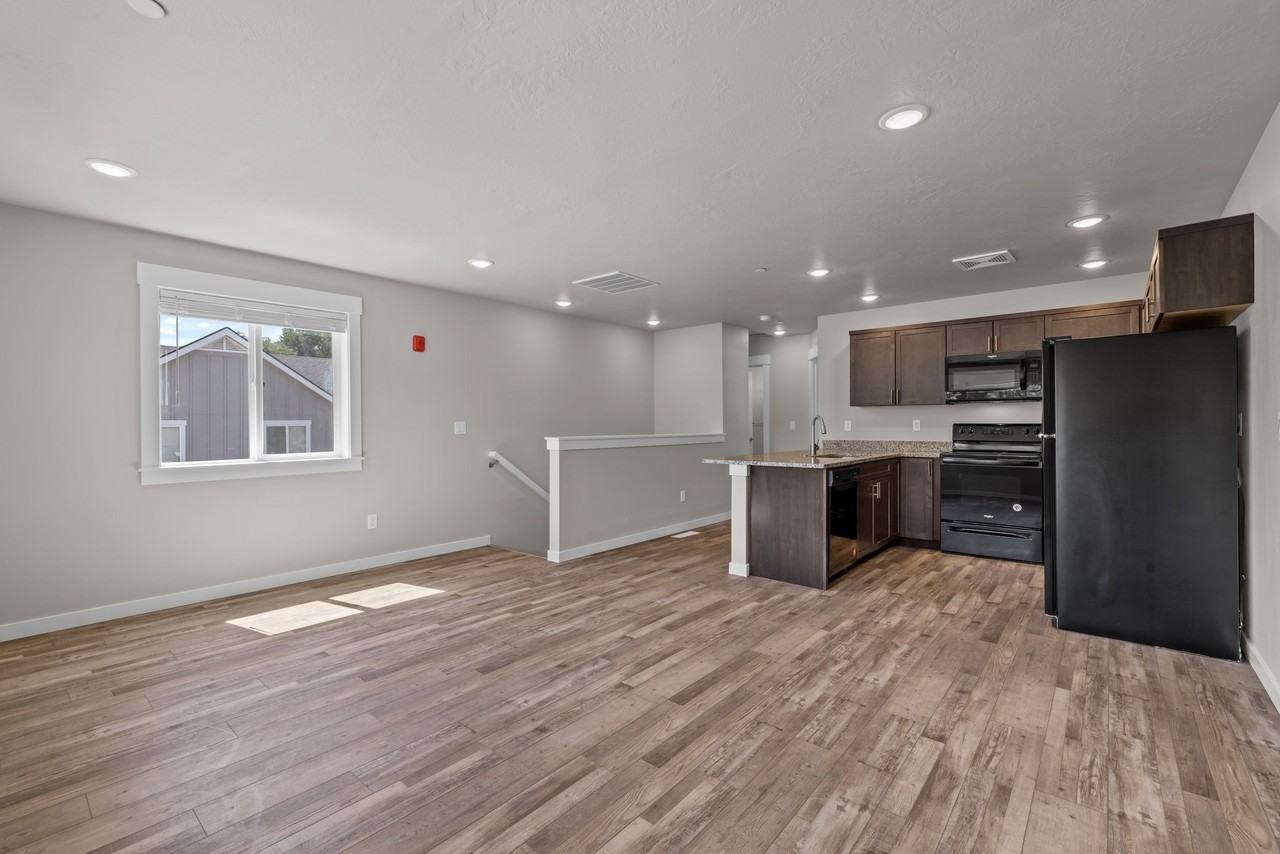 431 N 2nd Ave N - Photo 6 of 20