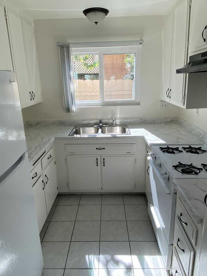 Highland Ave 4065 - Photo 2 of 6