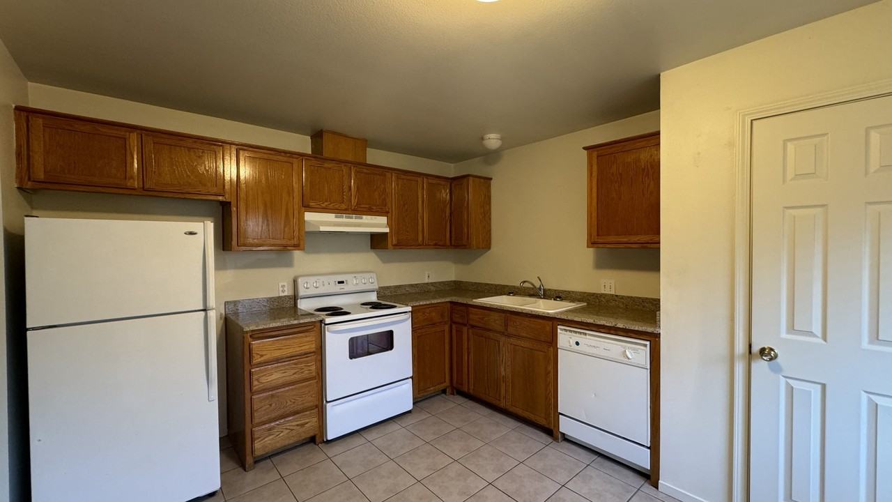 620 West Putnam Avenue - Photo 3 of 10