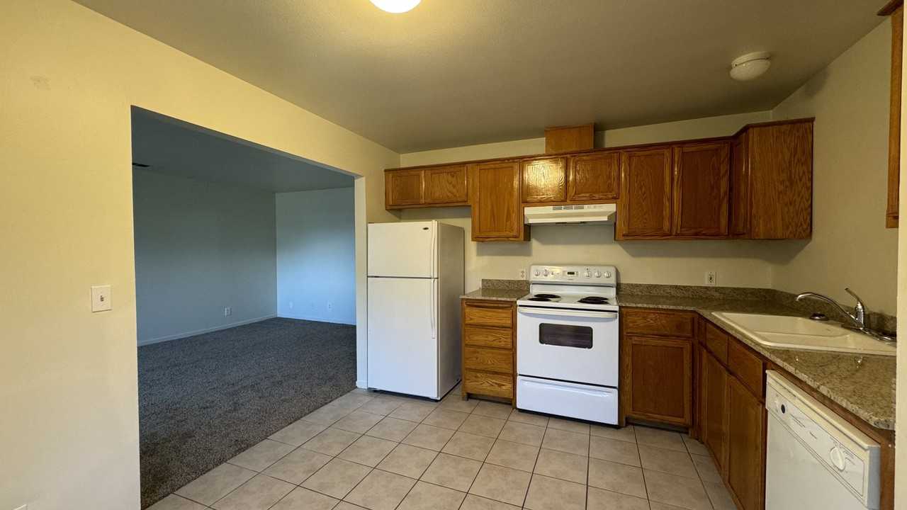 620 West Putnam Avenue - Photo 5 of 10