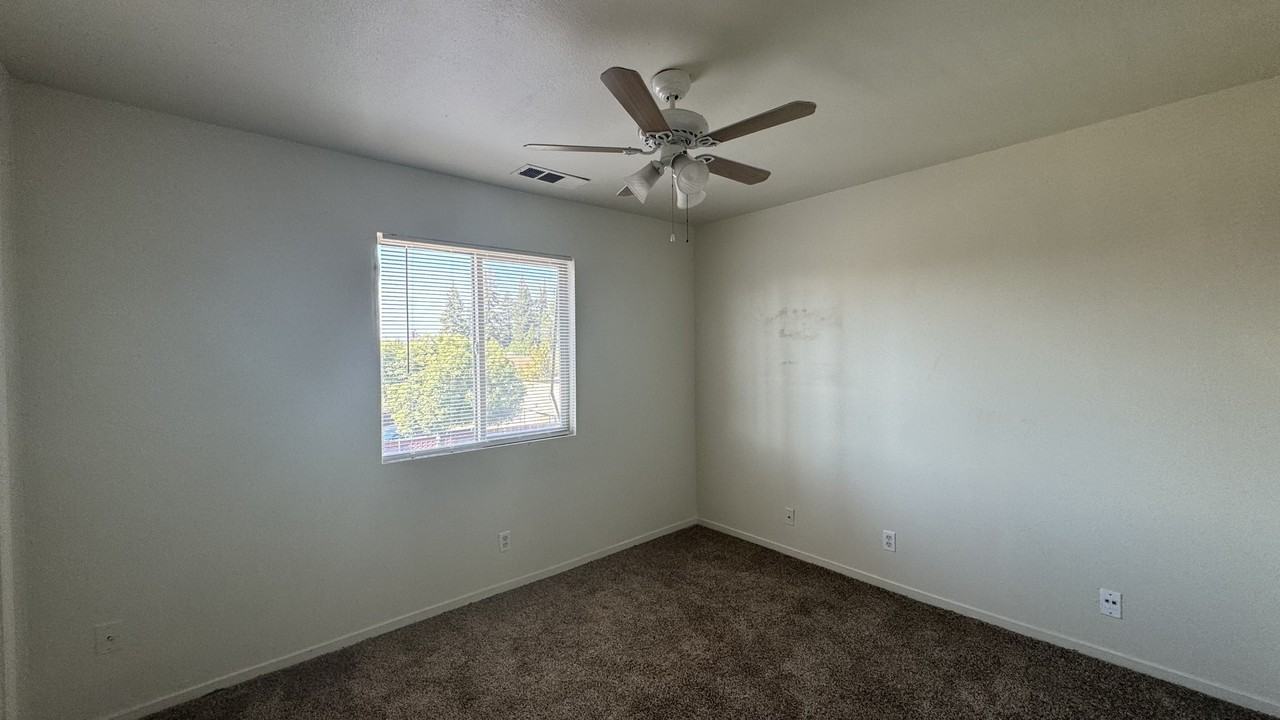 620 West Putnam Avenue - Photo 6 of 10