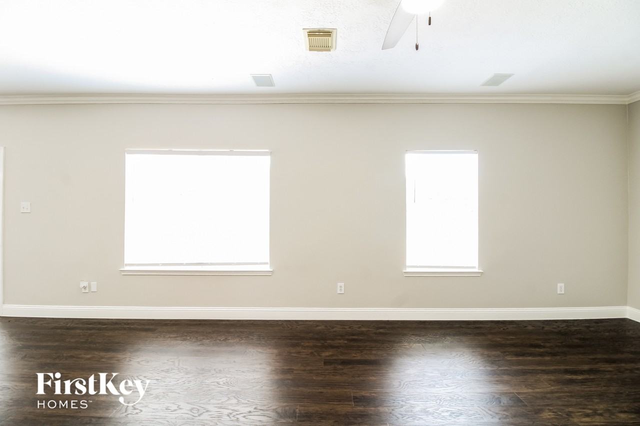 1607 Pebble Brk - Photo 4 of 15