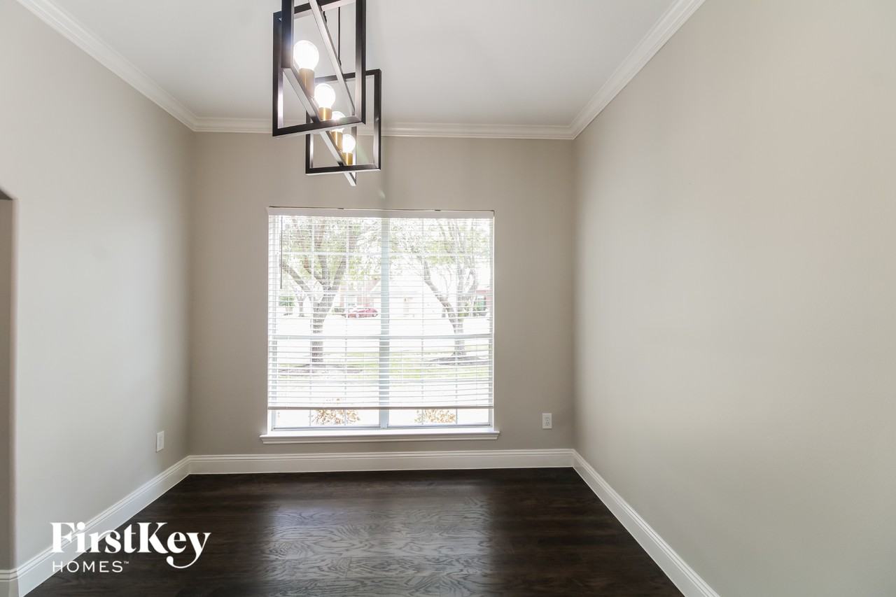 1607 Pebble Brk - Photo 6 of 15