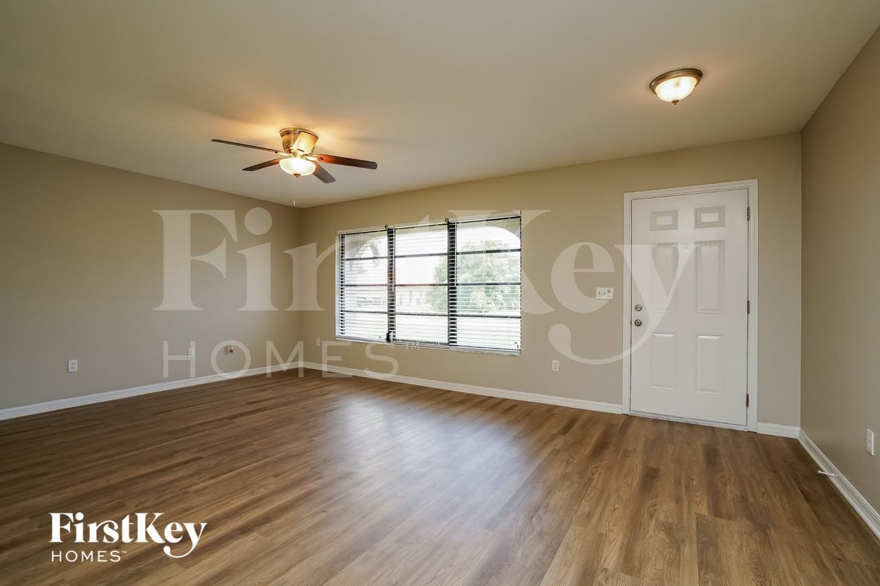 1125 Se 33rd Ter - Photo 2 of 15