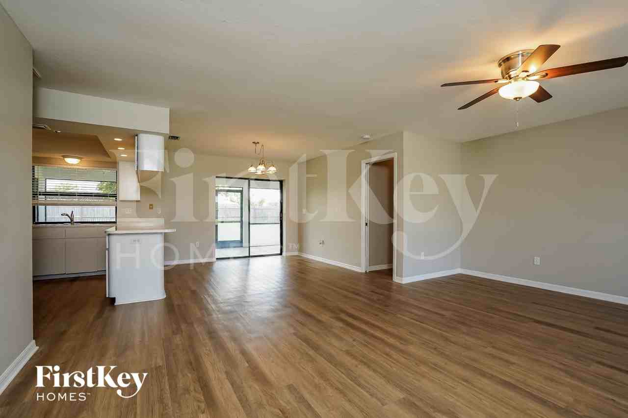 1125 Se 33rd Ter - Photo 4 of 15