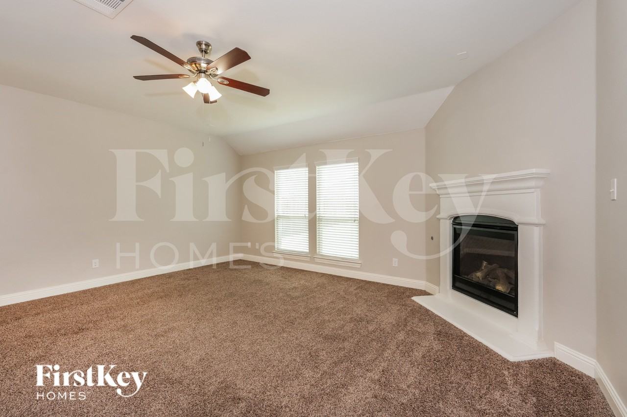 4413 Lakeview Dr - Photo 4 of 16