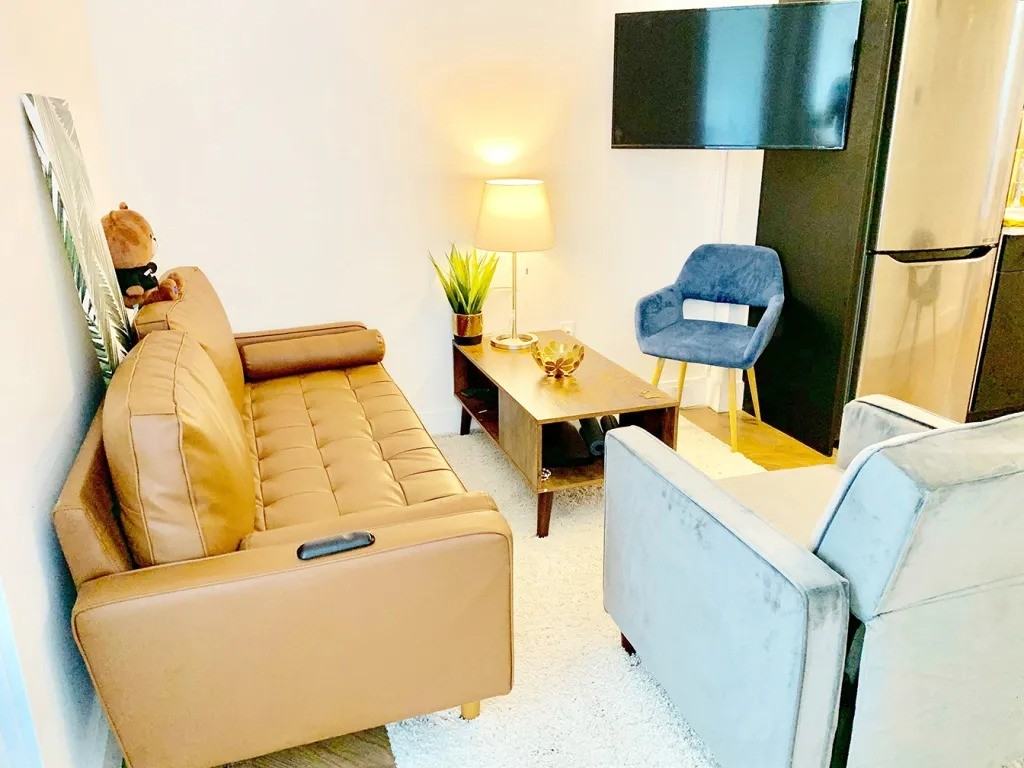 Private Bedroom in 4 Bedroom/2 Bathroom Home - Photo 2 of 10