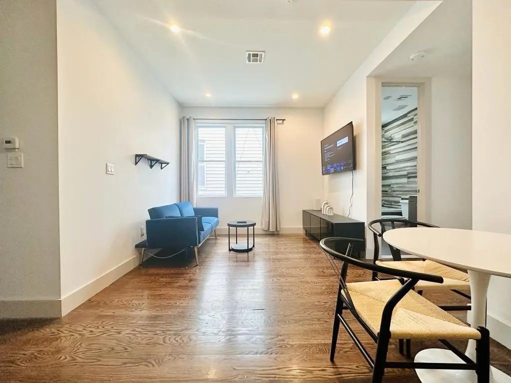 Private Bedroom in 5 Bedroom/2 Bathroom Home - Photo 3 of 9