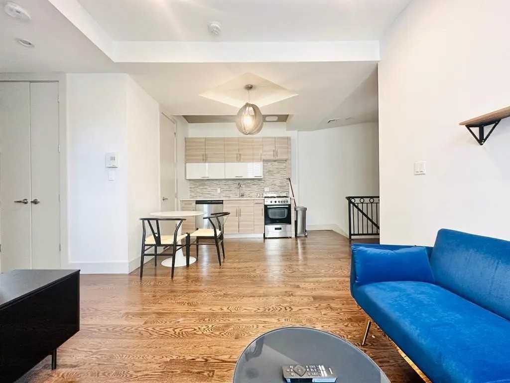 Private Bedroom in 5 Bedroom/2 Bathroom Home - Photo 4 of 9