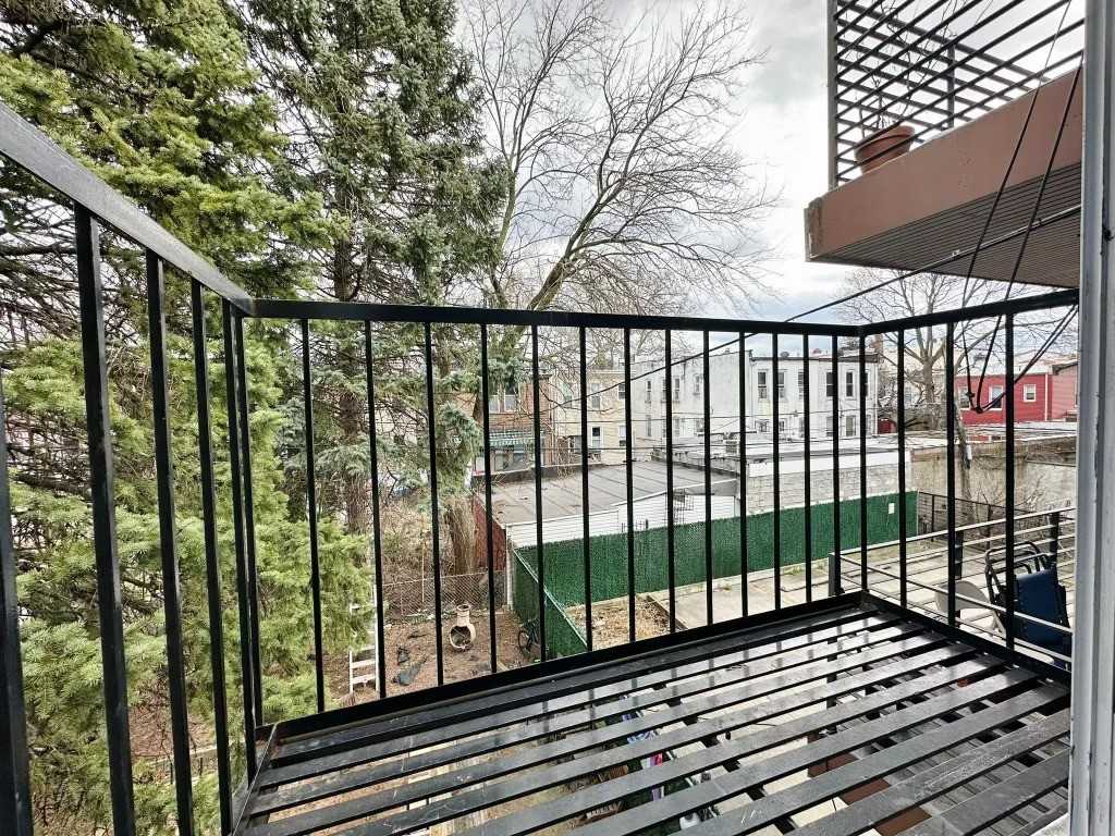 Private Bedroom in 5 Bedroom/2 Bathroom Home - Photo 5 of 9