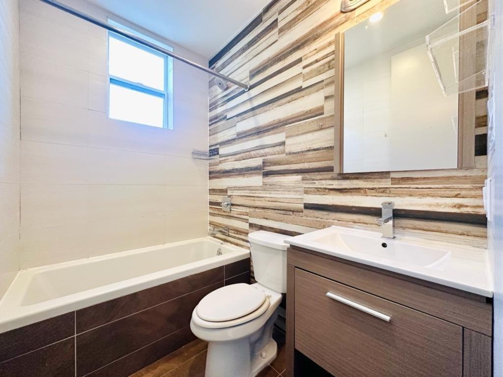 Private Bedroom in 5 Bedroom/2 Bathroom Home - Photo 6 of 9