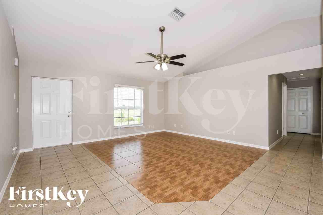 817 Ne 9th St - Photo 2 of 18